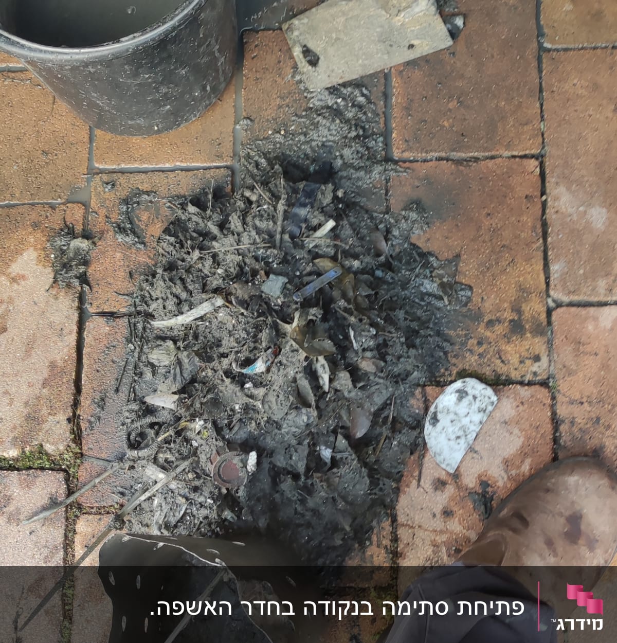 כלי עבודה של אינסטלטור, דלי עם מים מלוכלכים, שפכטל, לכלוך על הרצפה